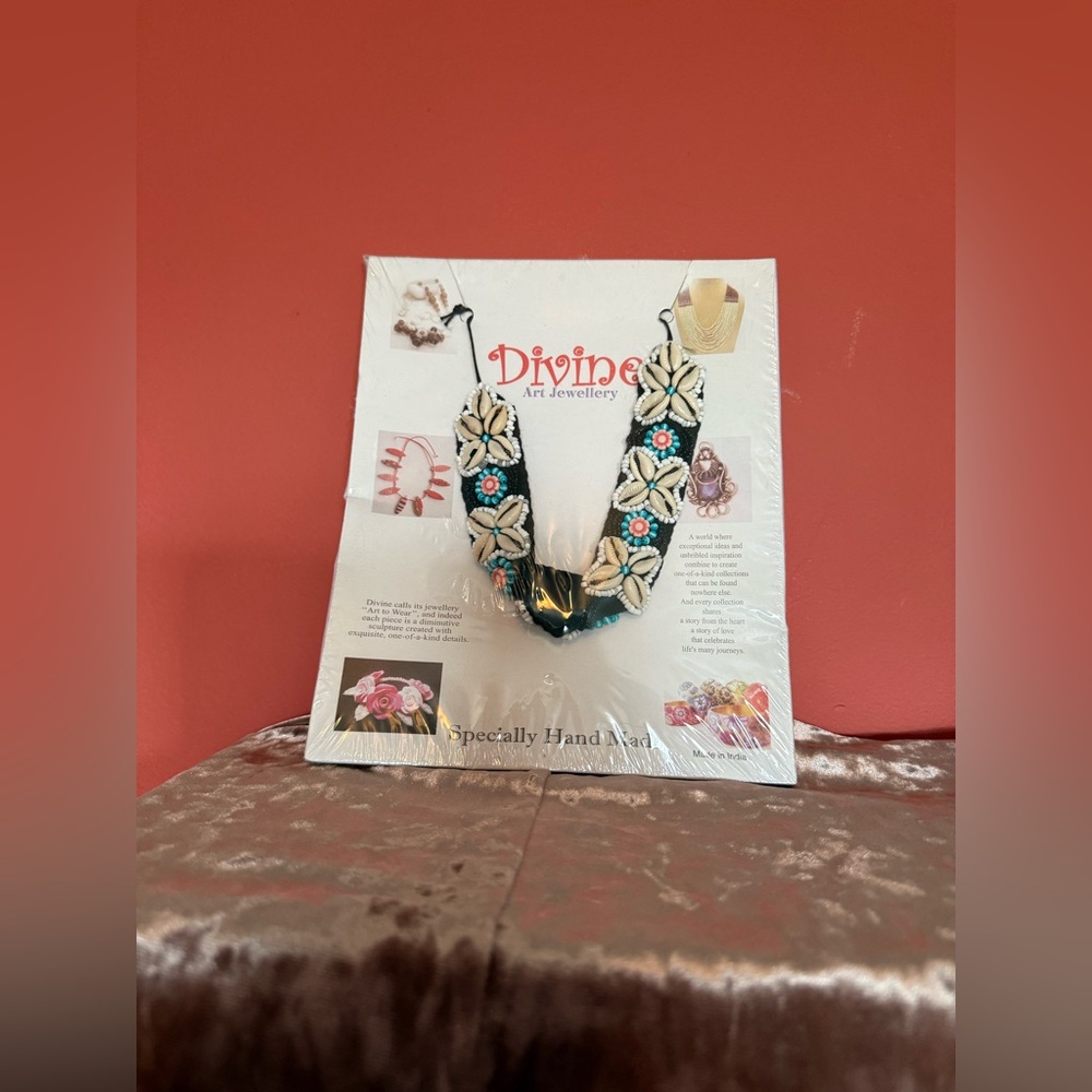Divine Art Jewelry Necklace with Floral Design
